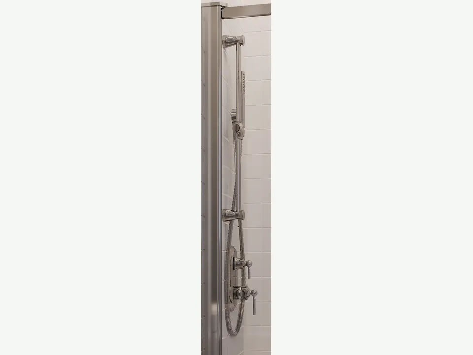 Adjustable slide bar — An adjustable holder lets you choose a comfortable showerhead position.