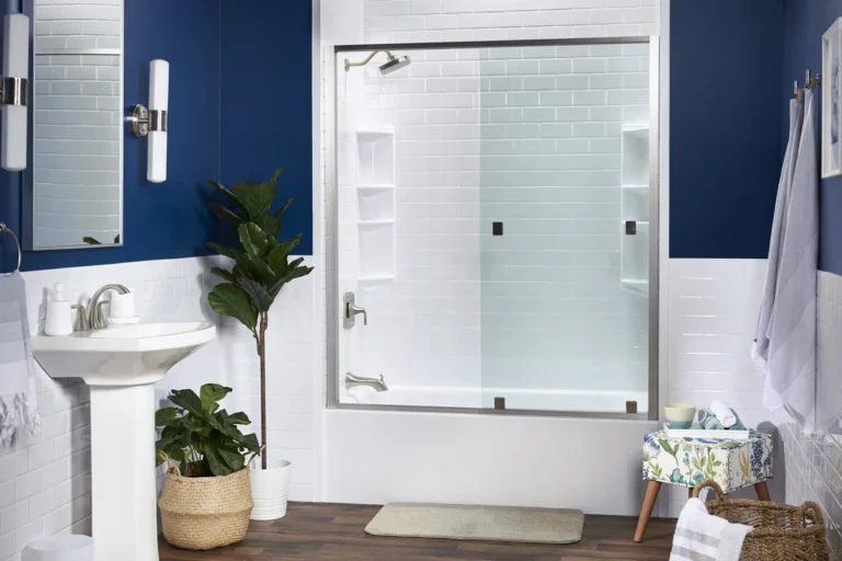 White subway-style Savona bathtub walls with corner shelves and glass doors.