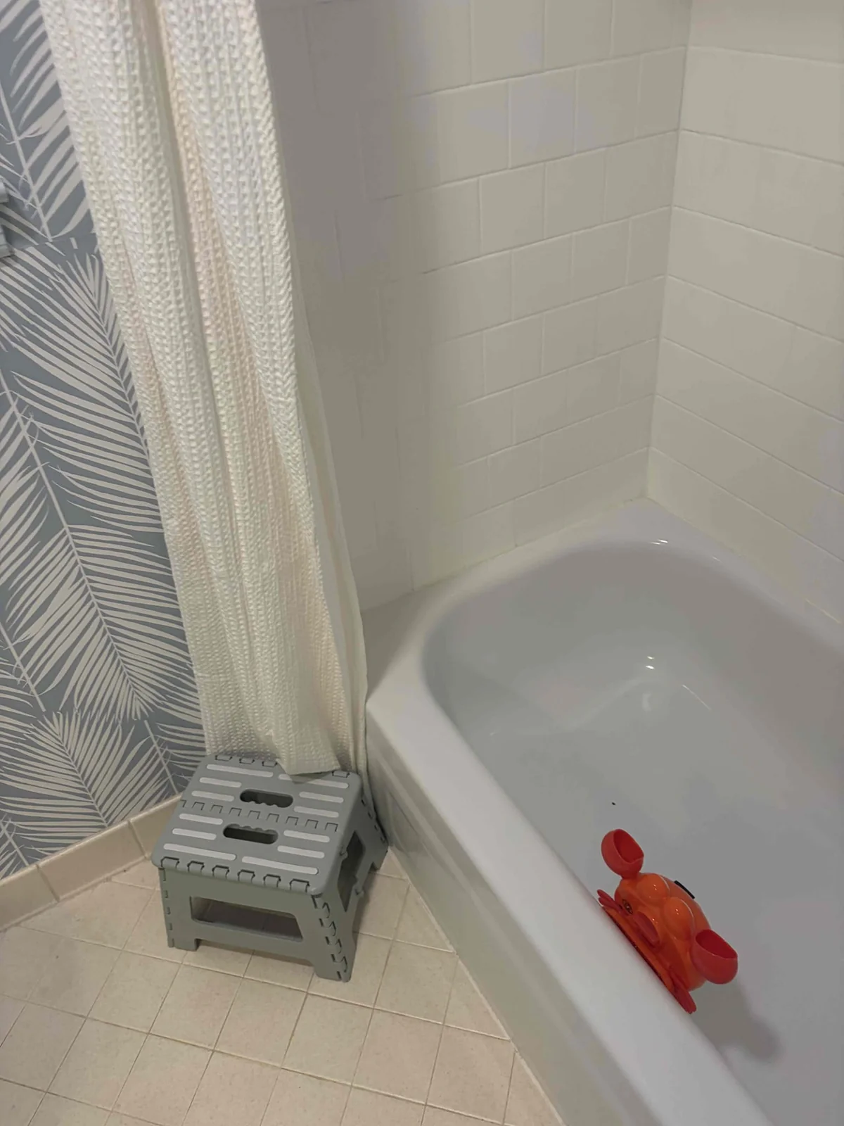 Before photo of a bathtub remodeling in West Columbia, SC